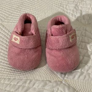 Size 2/3 baby girl UGG slippers USED